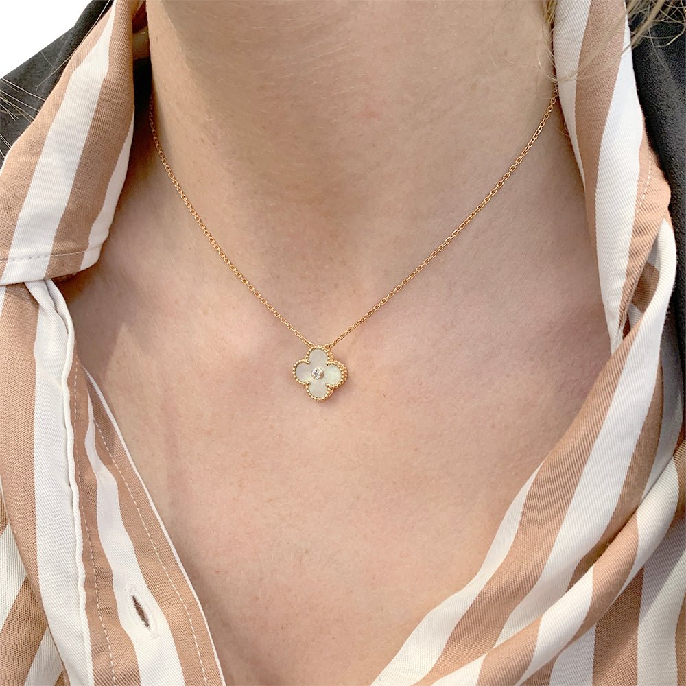 Collier Van Cleef & Arpels, "Alhambra", or rose, nacre - Castafiore
