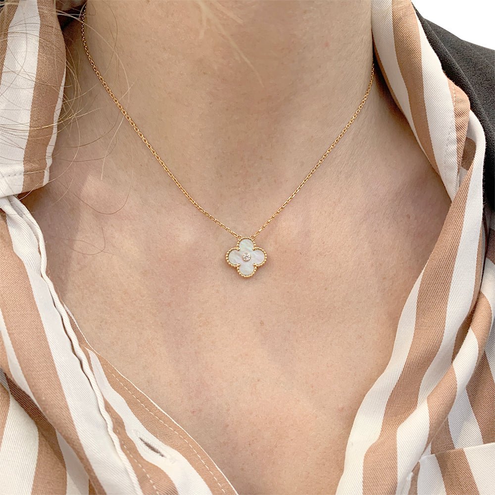 Collier Van Cleef & Arpels, "Alhambra", or rose, nacre - Castafiore