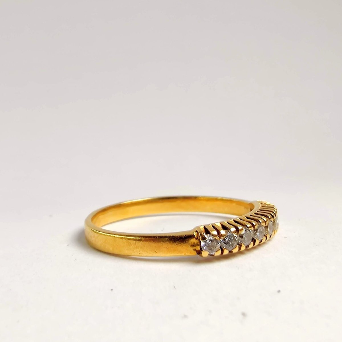 Demi-Alliance en or jaune et diamants - Castafiore