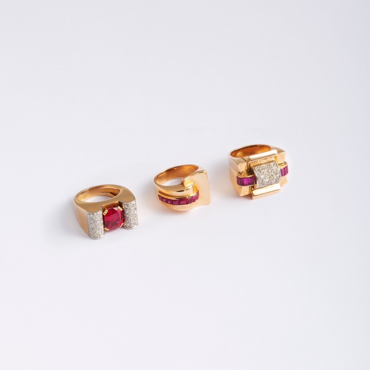 Importante bague tank or jaune, diamants et rubis - Castafiore
