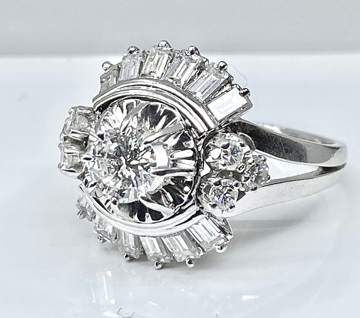 Magnifique bague en platine en diamants baguettes et diamants ronds . - Castafiore
