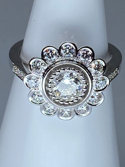 18k gold daisy ring with brilliant-cut diamonds