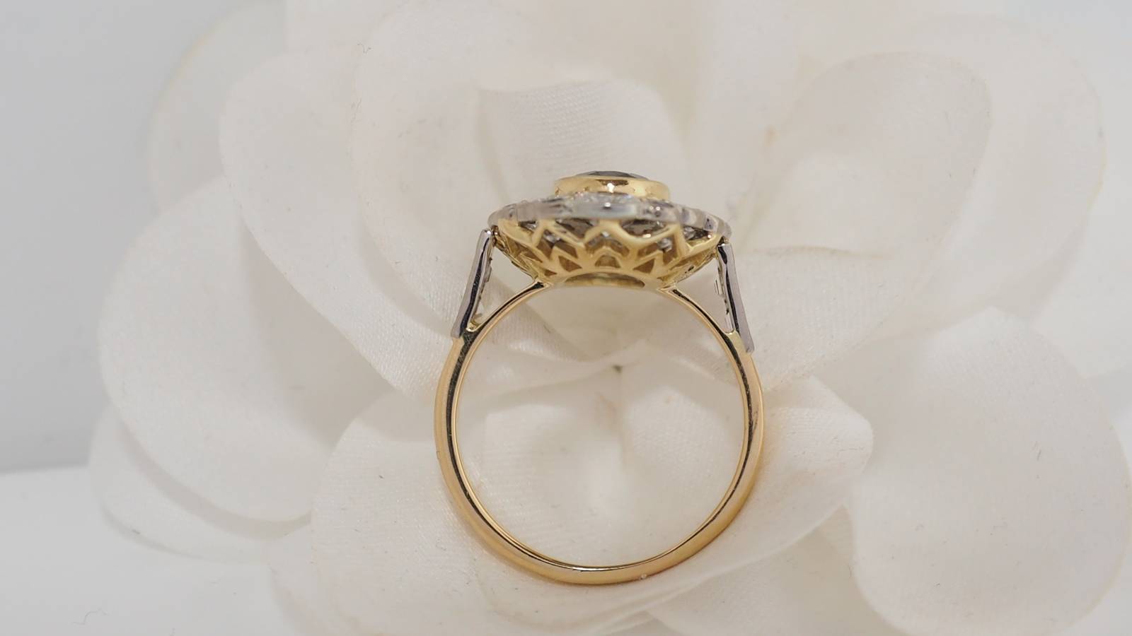 Bague pompadour en or bicolore, saphir et diamants