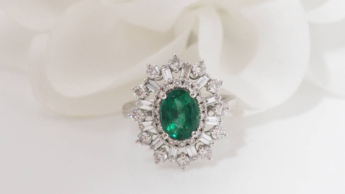 Bague entourage en or blanc, émeraude ovale et diamants