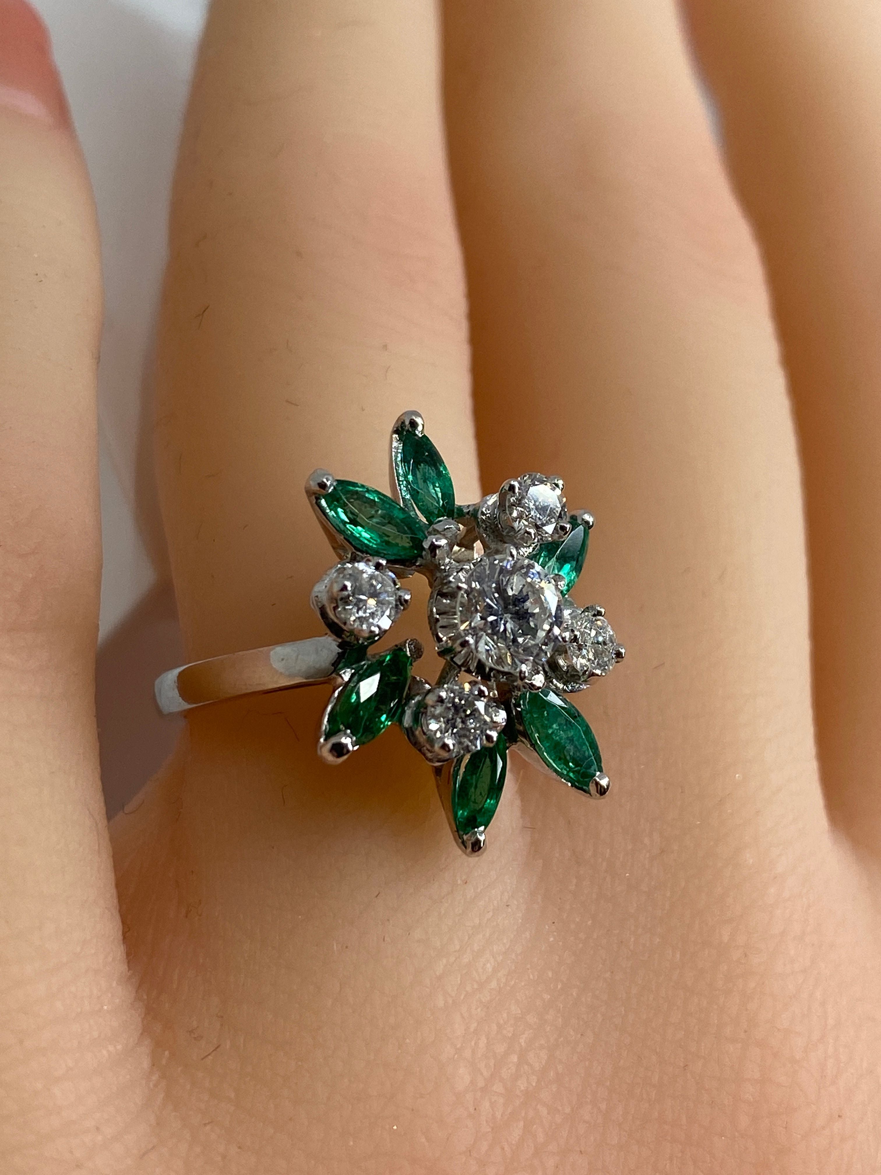 Bague en or 18 carats en diamants et émeraudes navettes