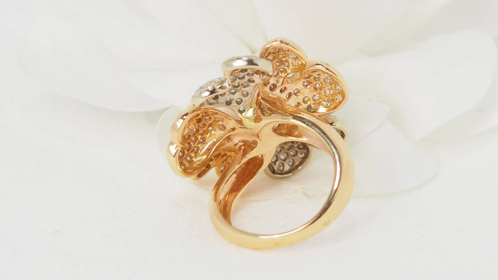 Flower ring in 3-tone gold with diamonds and cultured pearl 