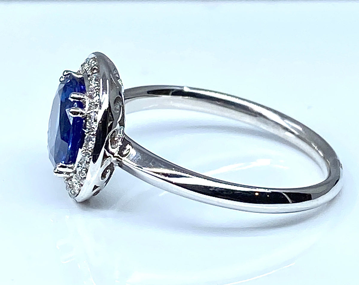 Bague de fiançailles en or blanc 18 carats en saphir et diamants