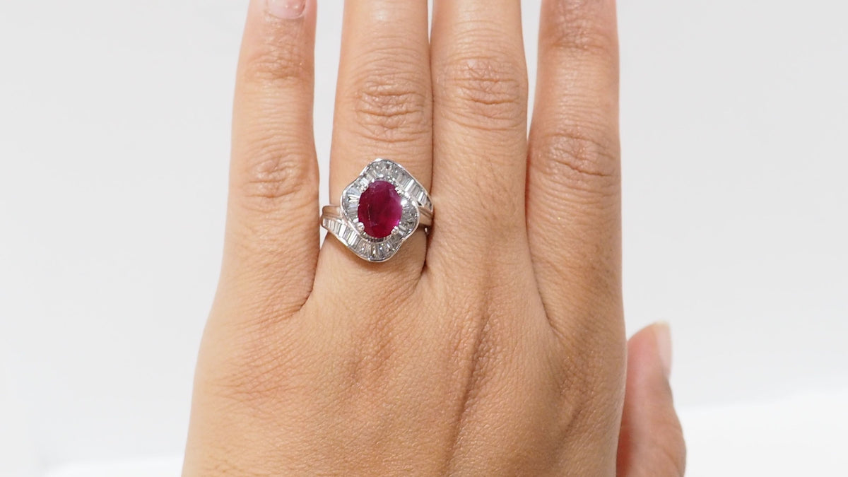 Bague jupe en or blanc, rubis et diamants