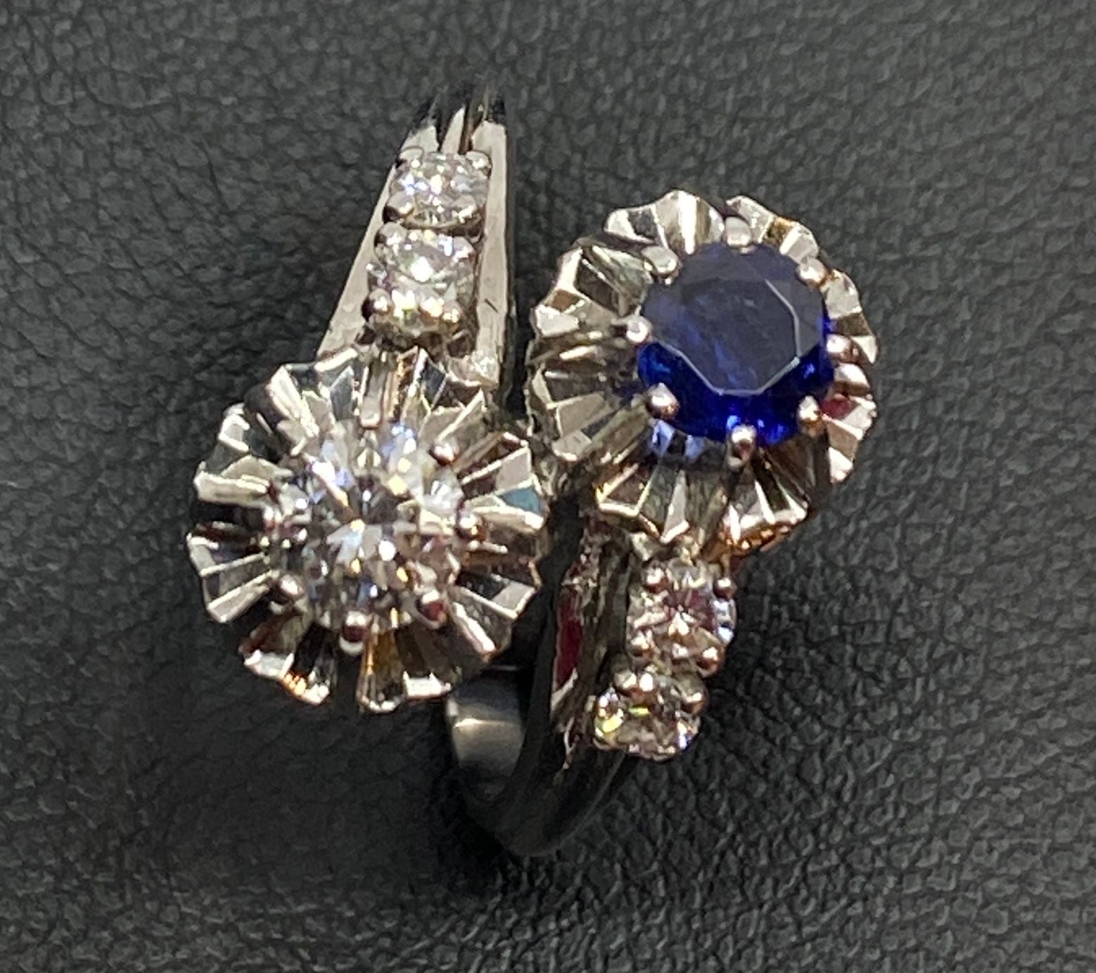 Ring in 18 carat gold, you and me in diamonds and Sapphire