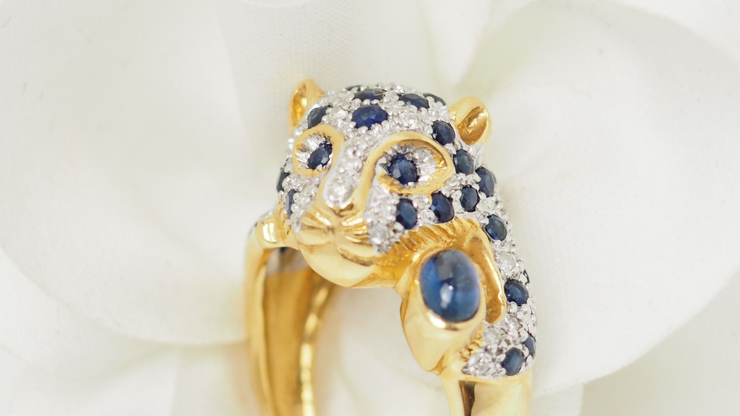 Bague Panthère en or jaune, saphirs et diamants