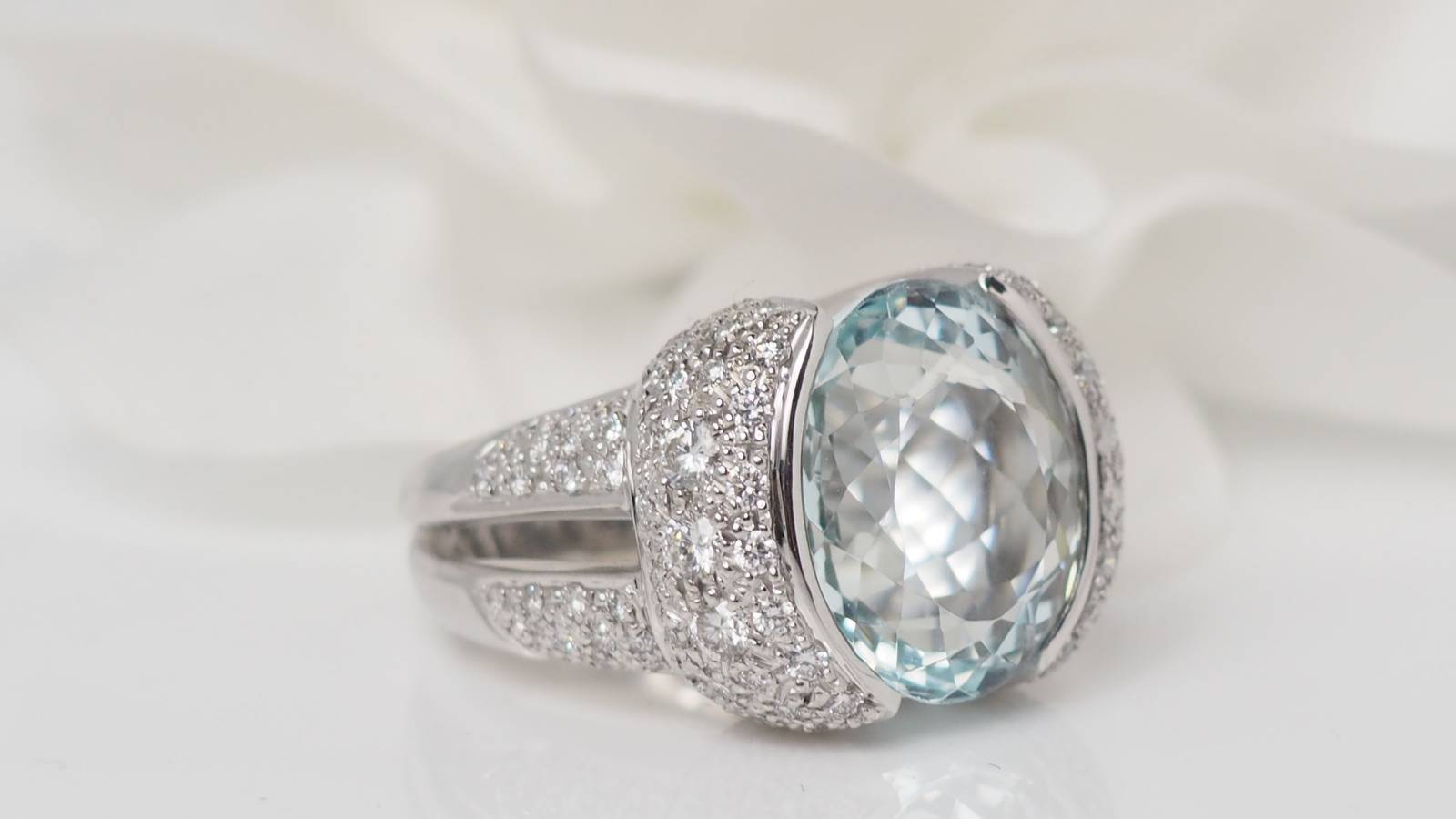 White gold, aquamarine and diamond ring 
