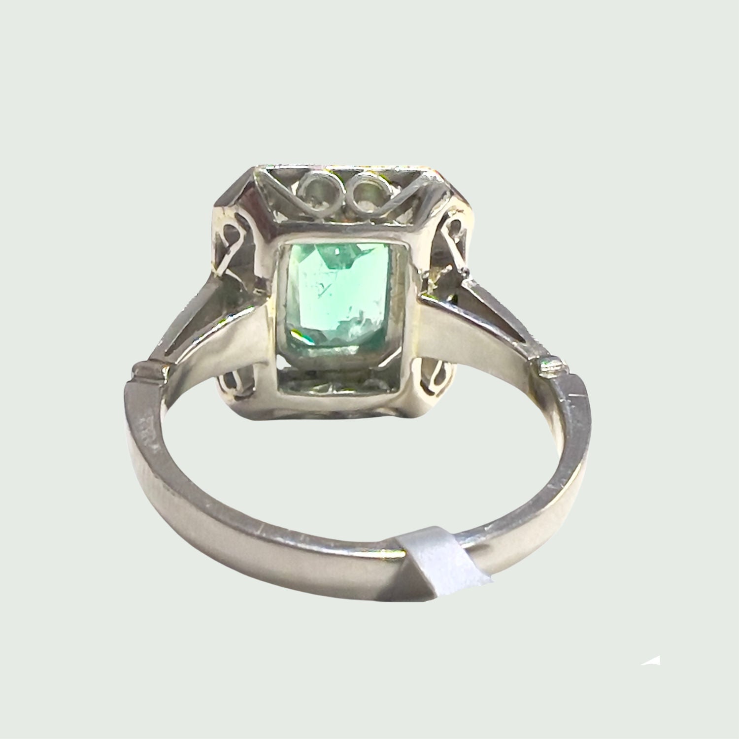 BAGUE RETRO STYLE PLATINE avec DIAMANTS et EMERALDE CENTRALE