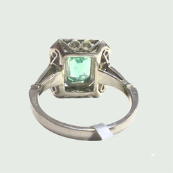 BAGUE RETRO STYLE PLATINE avec DIAMANTS et EMERALDE CENTRALE