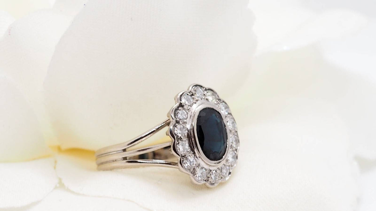Bague marguerite en or blanc, saphir et diamants
