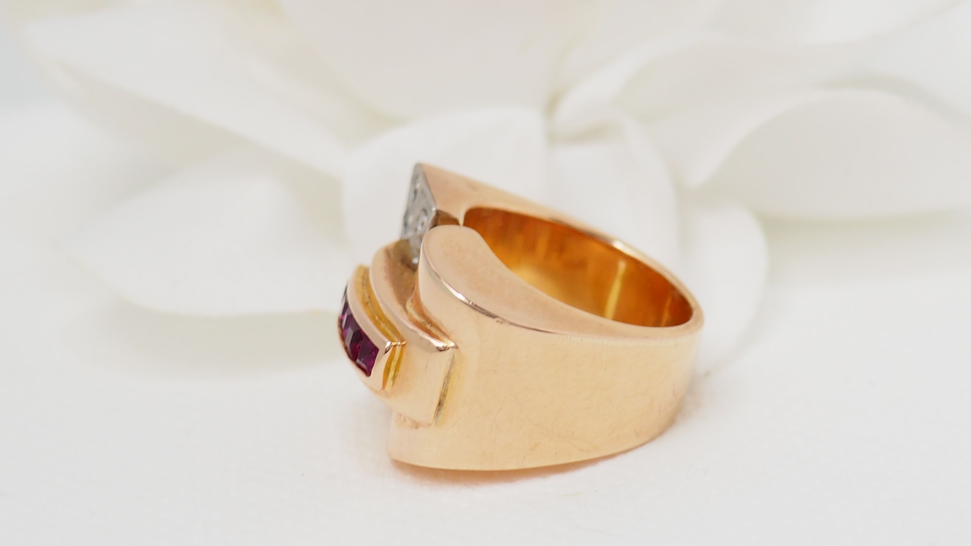 Tank ring in yellow gold, diamonds and rubies 