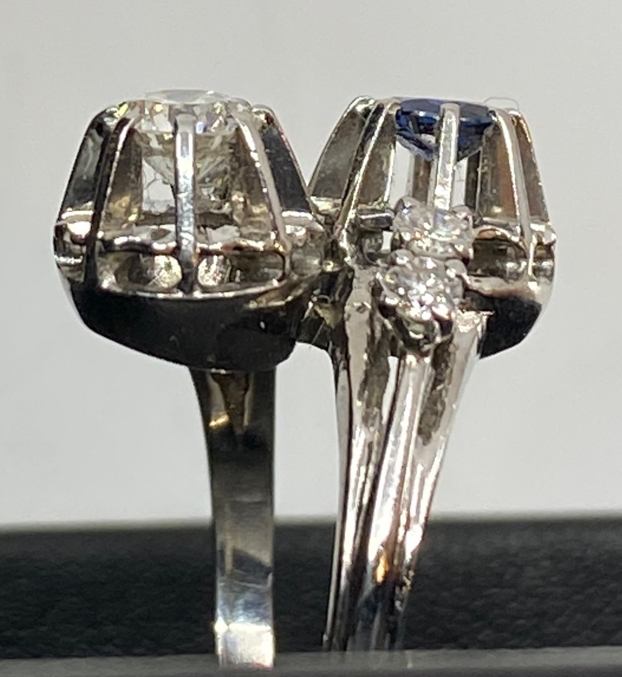 Ring in 18 carat gold, you and me in diamonds and Sapphire