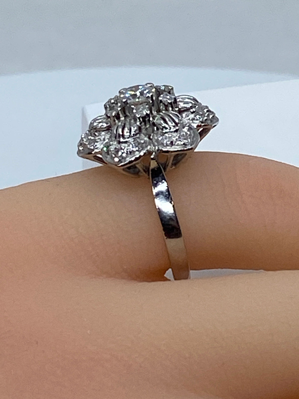 Bague en or 18 carats «  Marguerite à six pétales »sertie de diamants