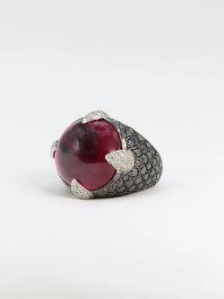 Bague boule vintage en or noir, tourmaline rose et diamants noirs et blancs