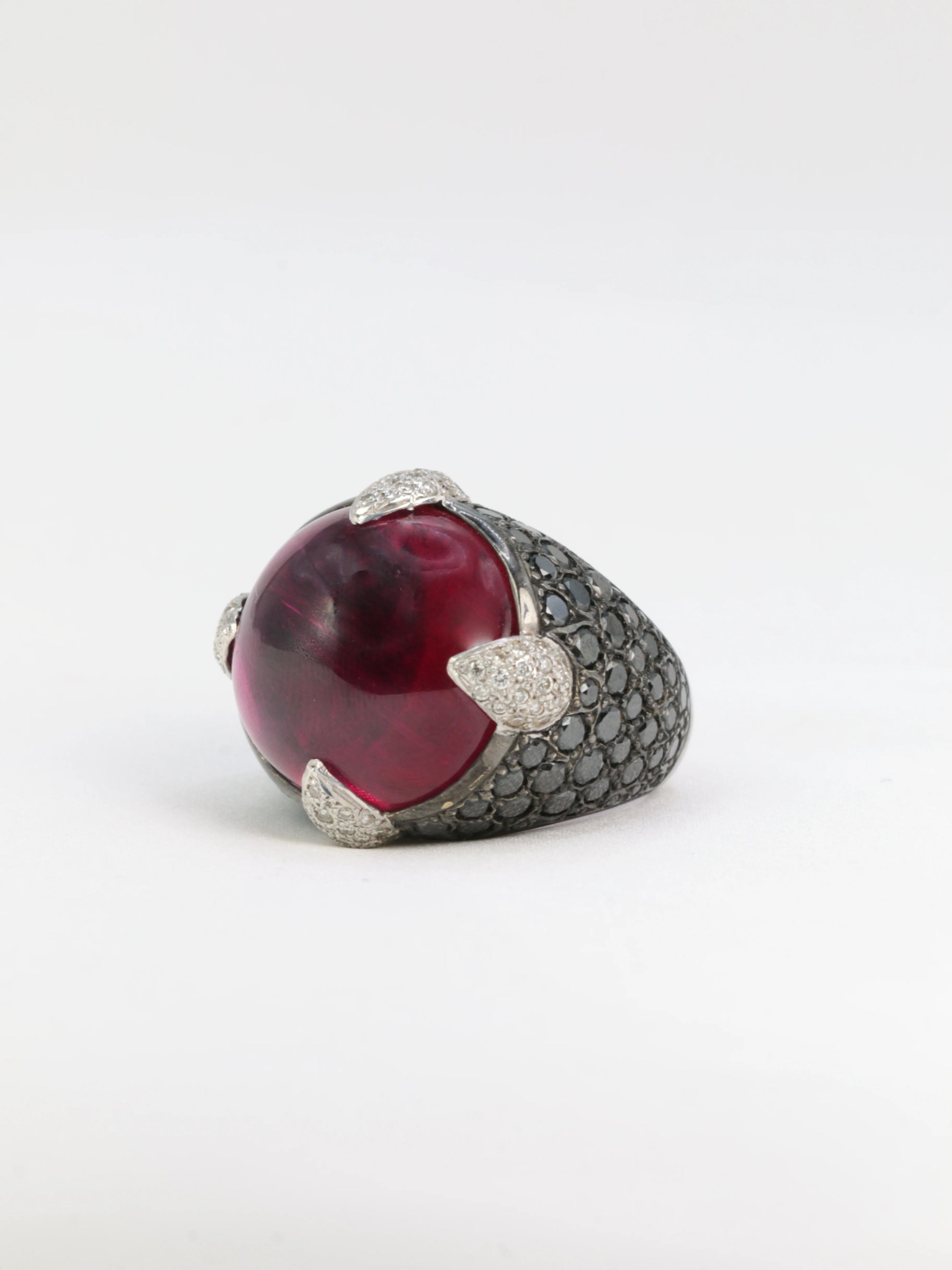 Bague boule vintage en or noir, tourmaline rose et diamants noirs et blancs