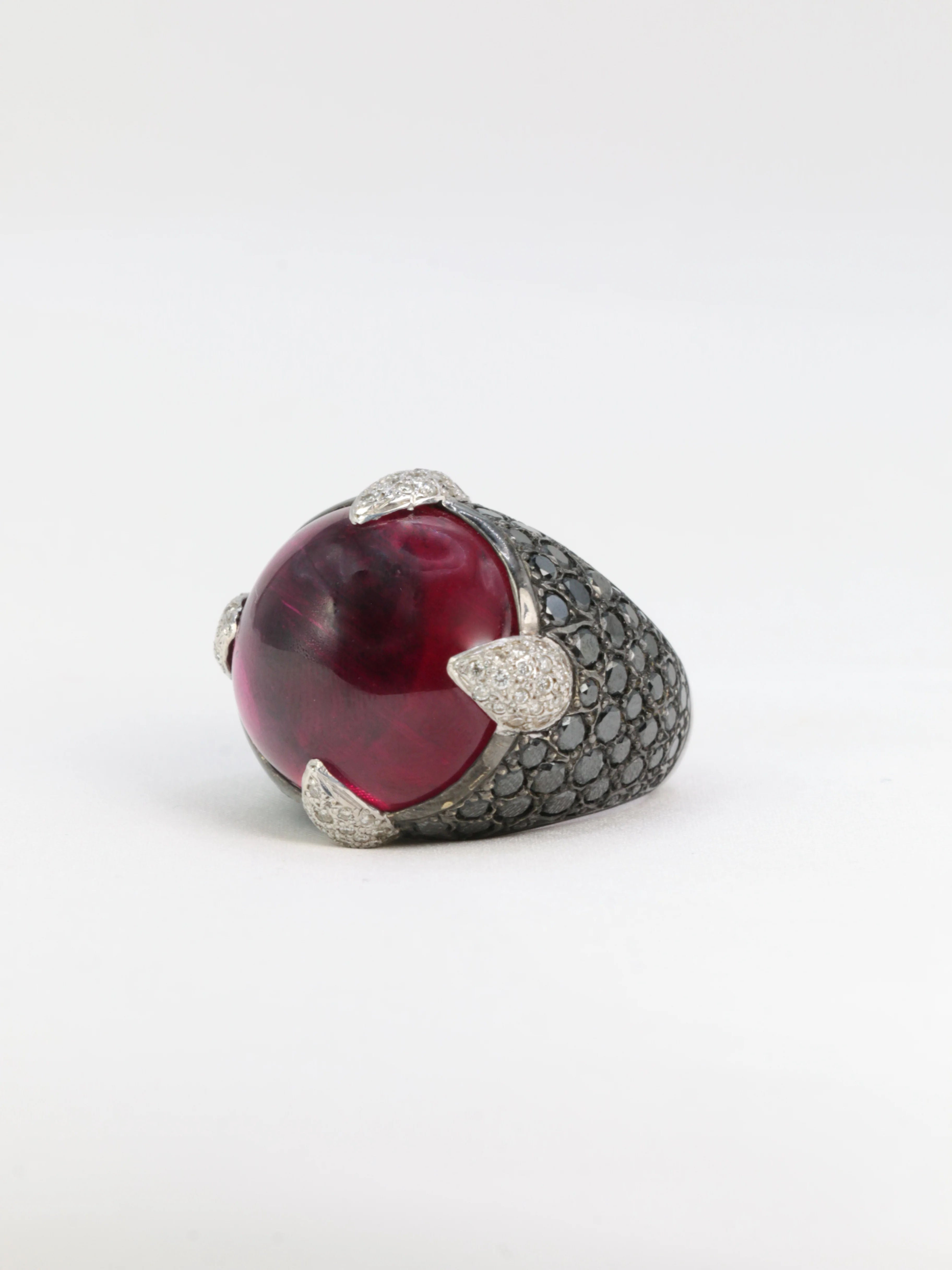 Bague boule vintage en or noir, tourmaline rose et diamants noirs et blancs