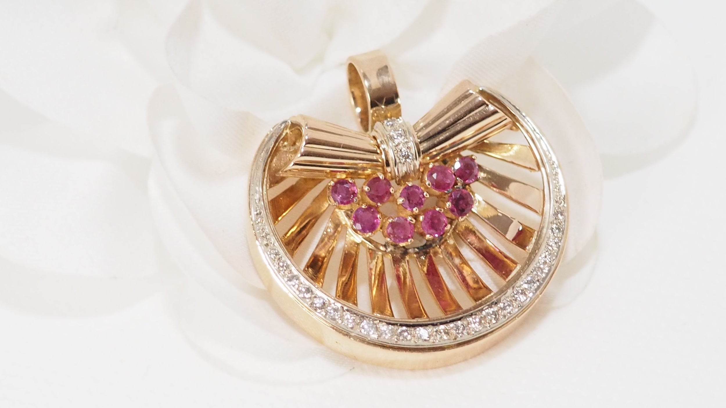 Pendentif en or jaune, rubis et diamants