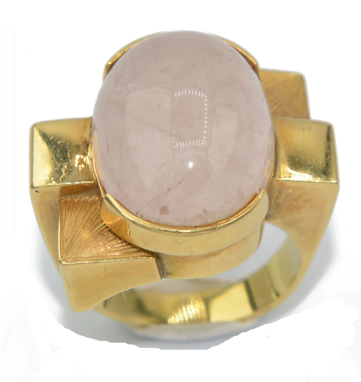 Geometric yellow gold ring adorned with a pink quartz