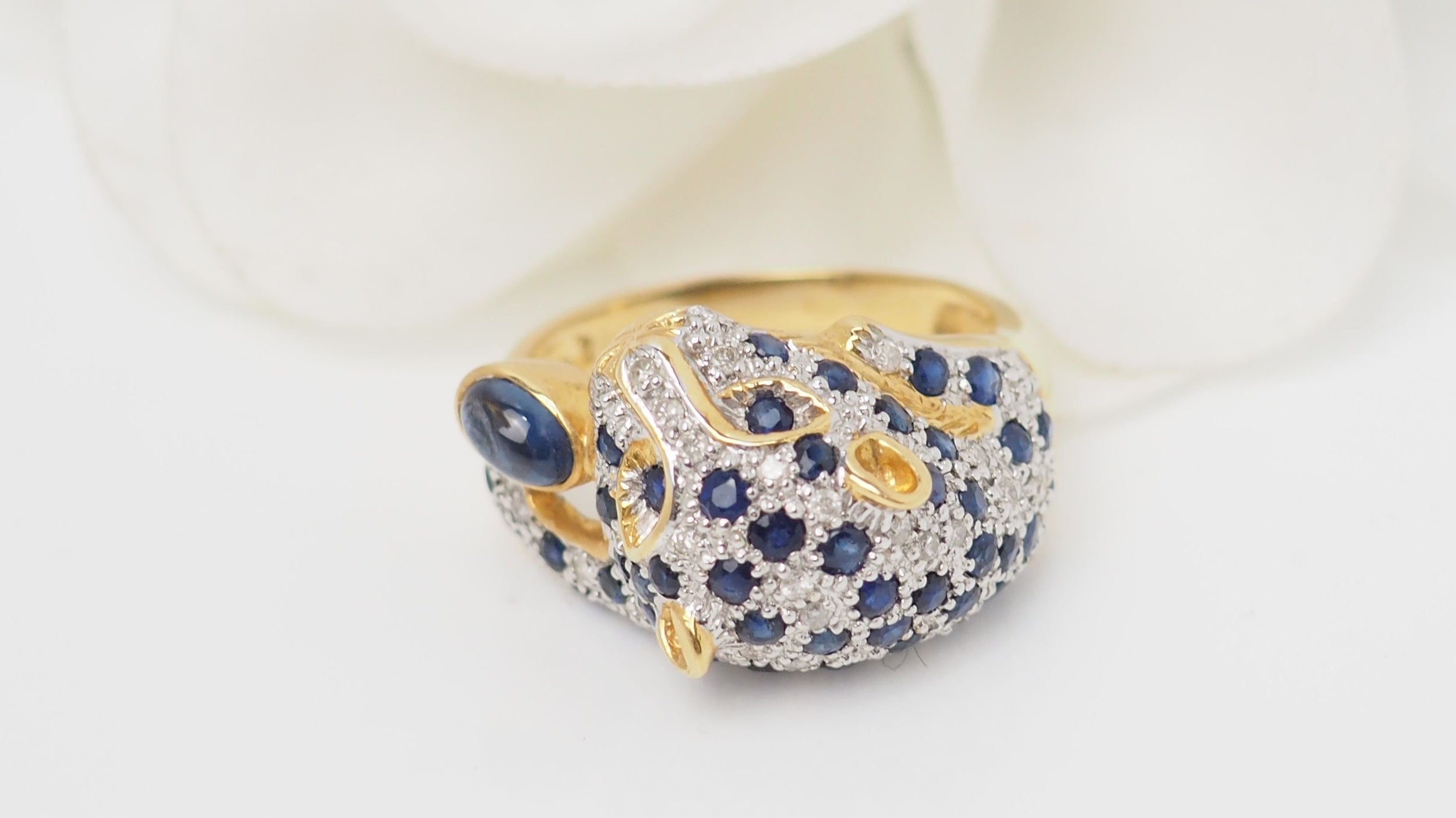 Bague Panthère en or jaune, saphirs et diamants