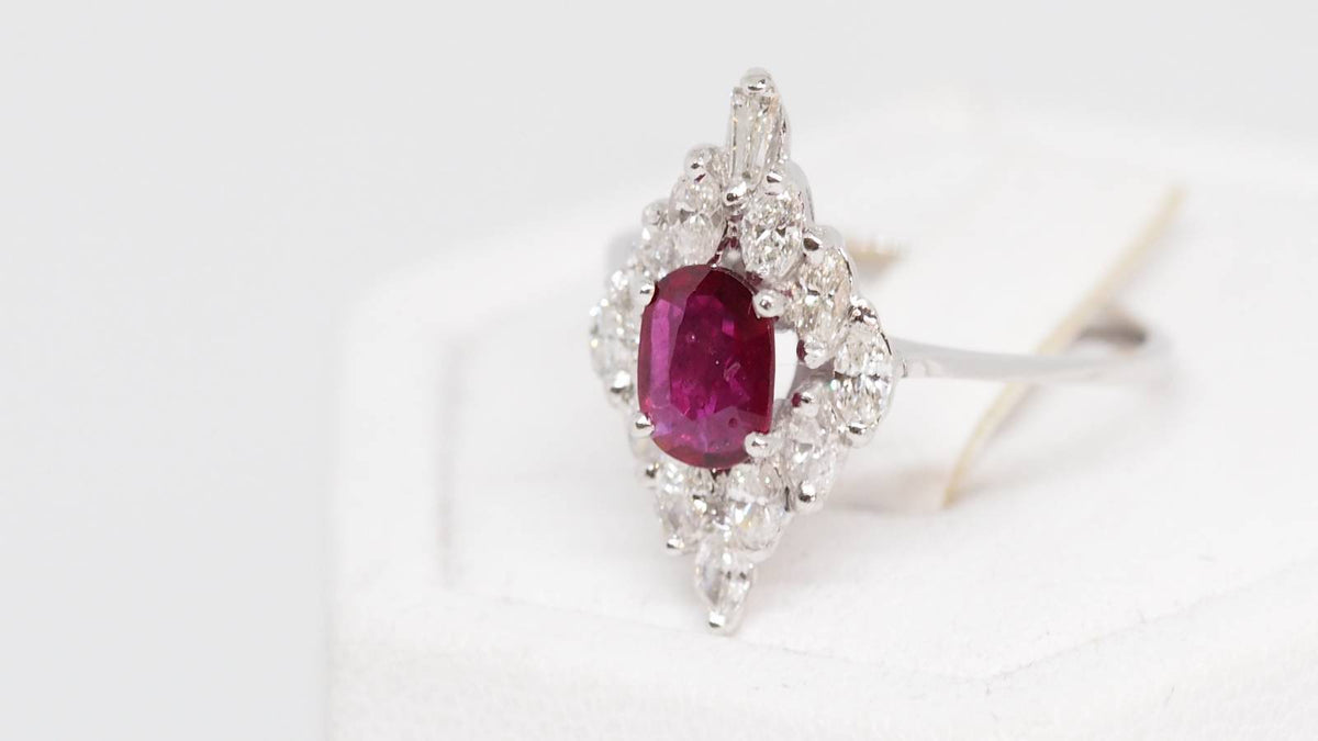 Bague marquise en or blanc, rubis et diamants