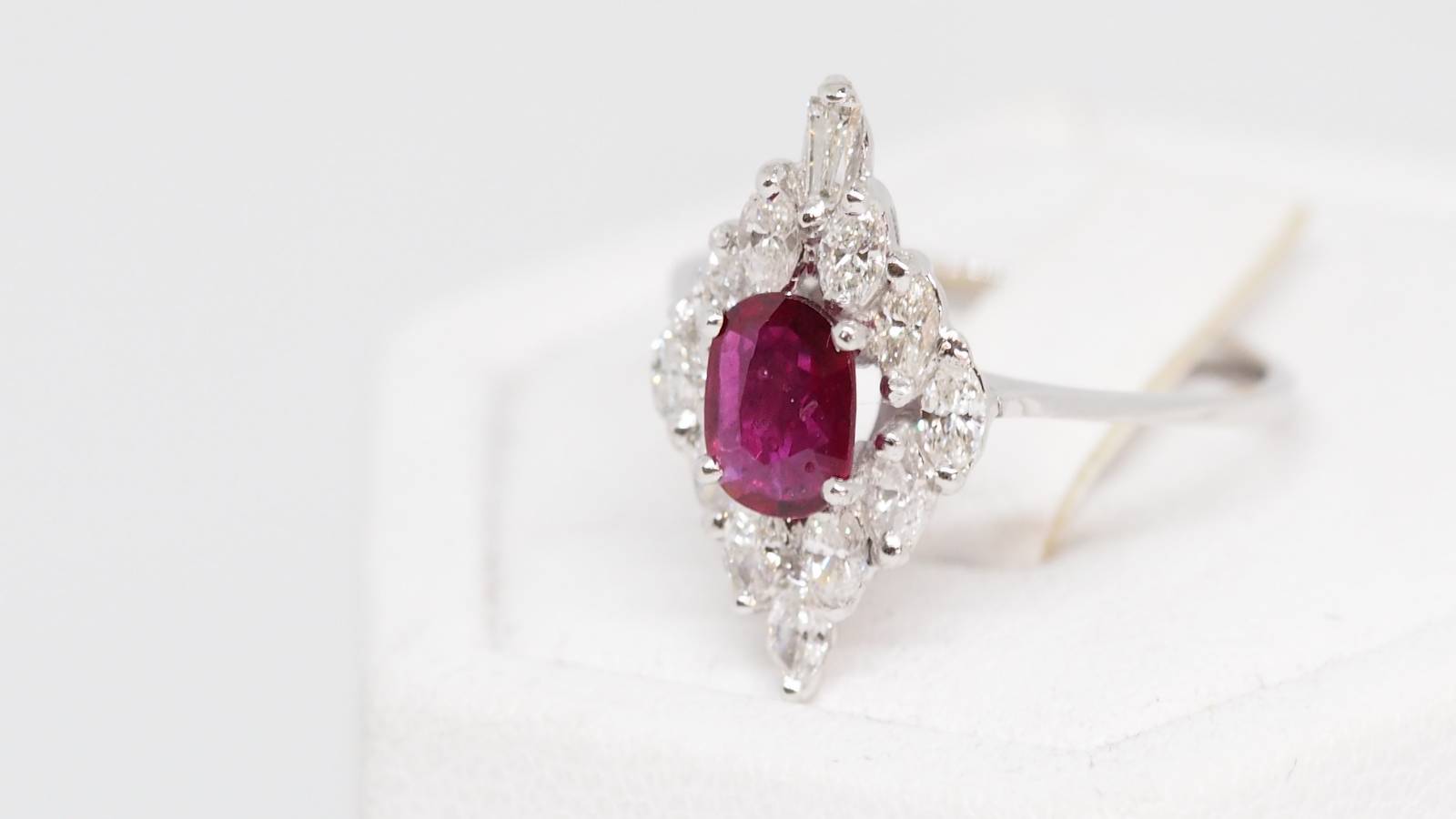 Bague marquise en or blanc, rubis et diamants