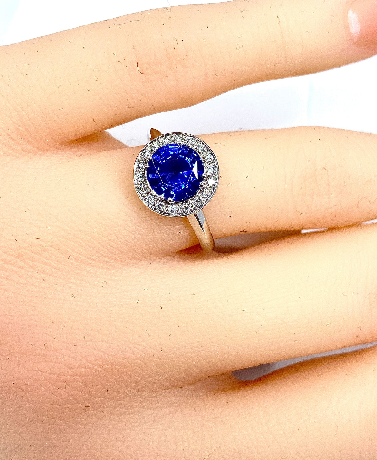 Bague de fiançailles en or blanc 18 carats en saphir et diamants