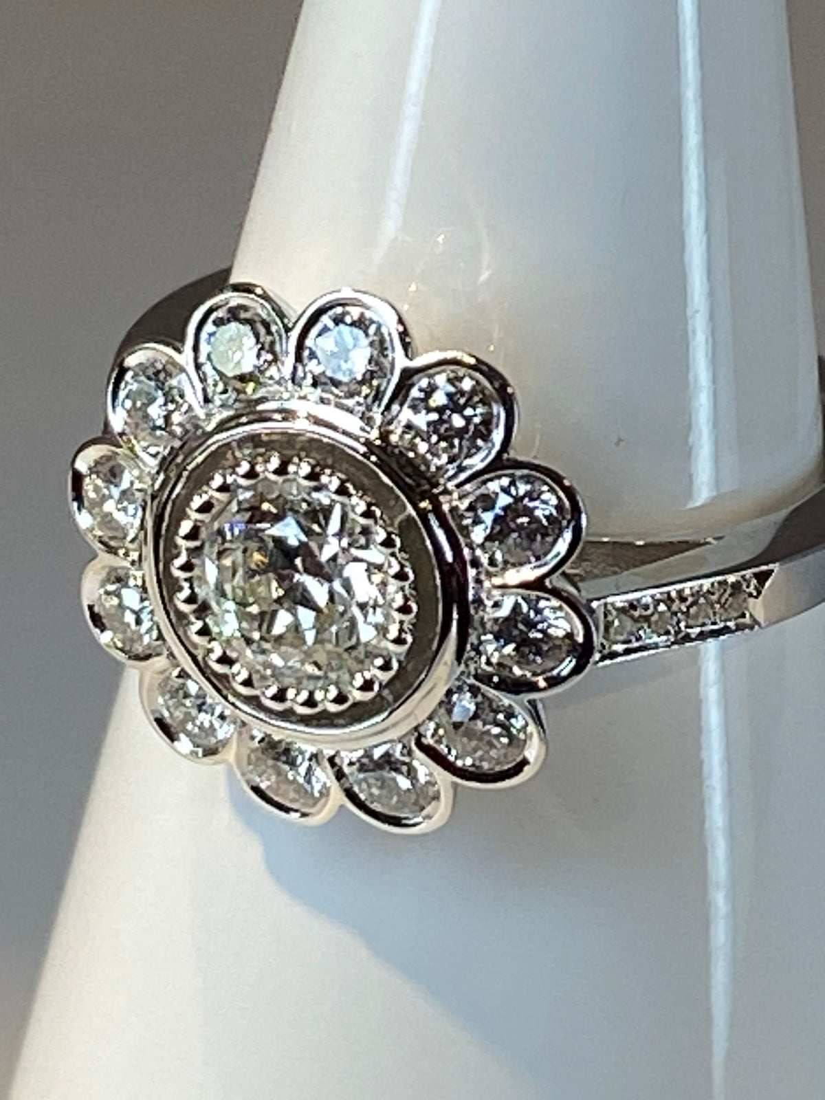 Bague marguerite en or 18 carats ornée de diamants de taille brillant