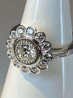 18k gold daisy ring with brilliant-cut diamonds