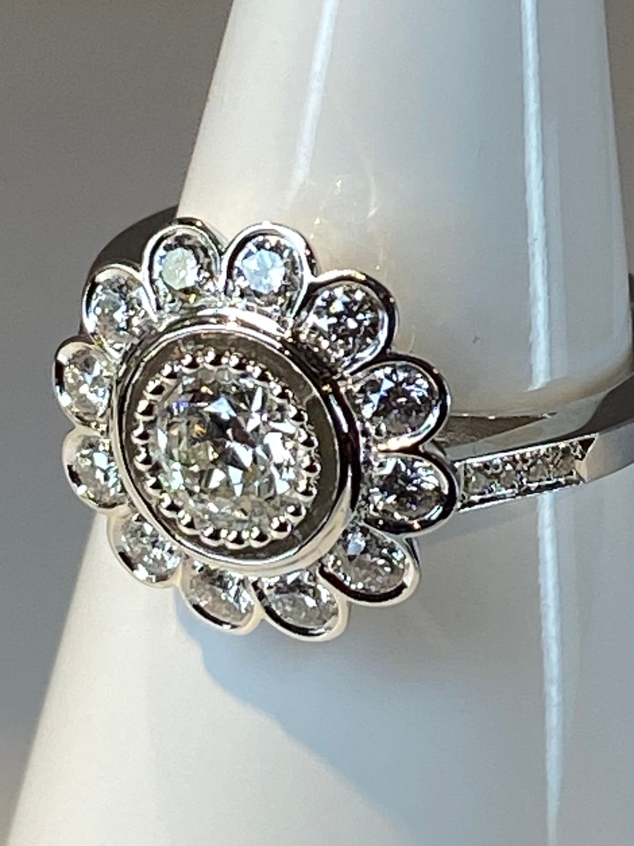 18k gold daisy ring with brilliant-cut diamonds