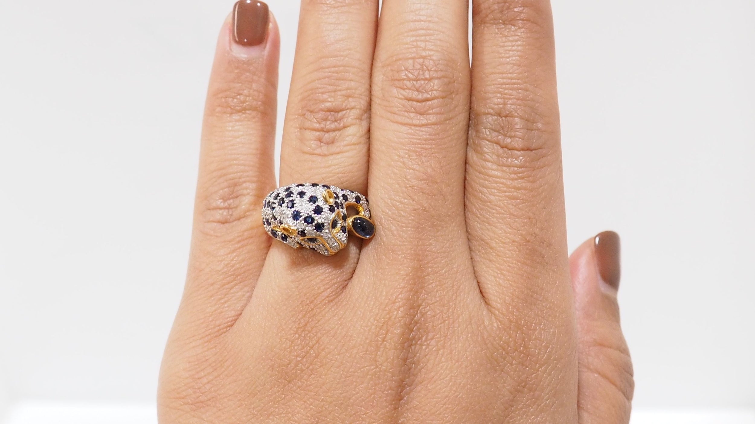 Bague Panthère en or jaune, saphirs et diamants