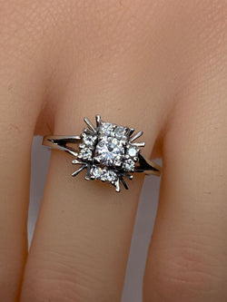 Daisy ring in 18-carat white gold, square shape in gold wire and diamonds