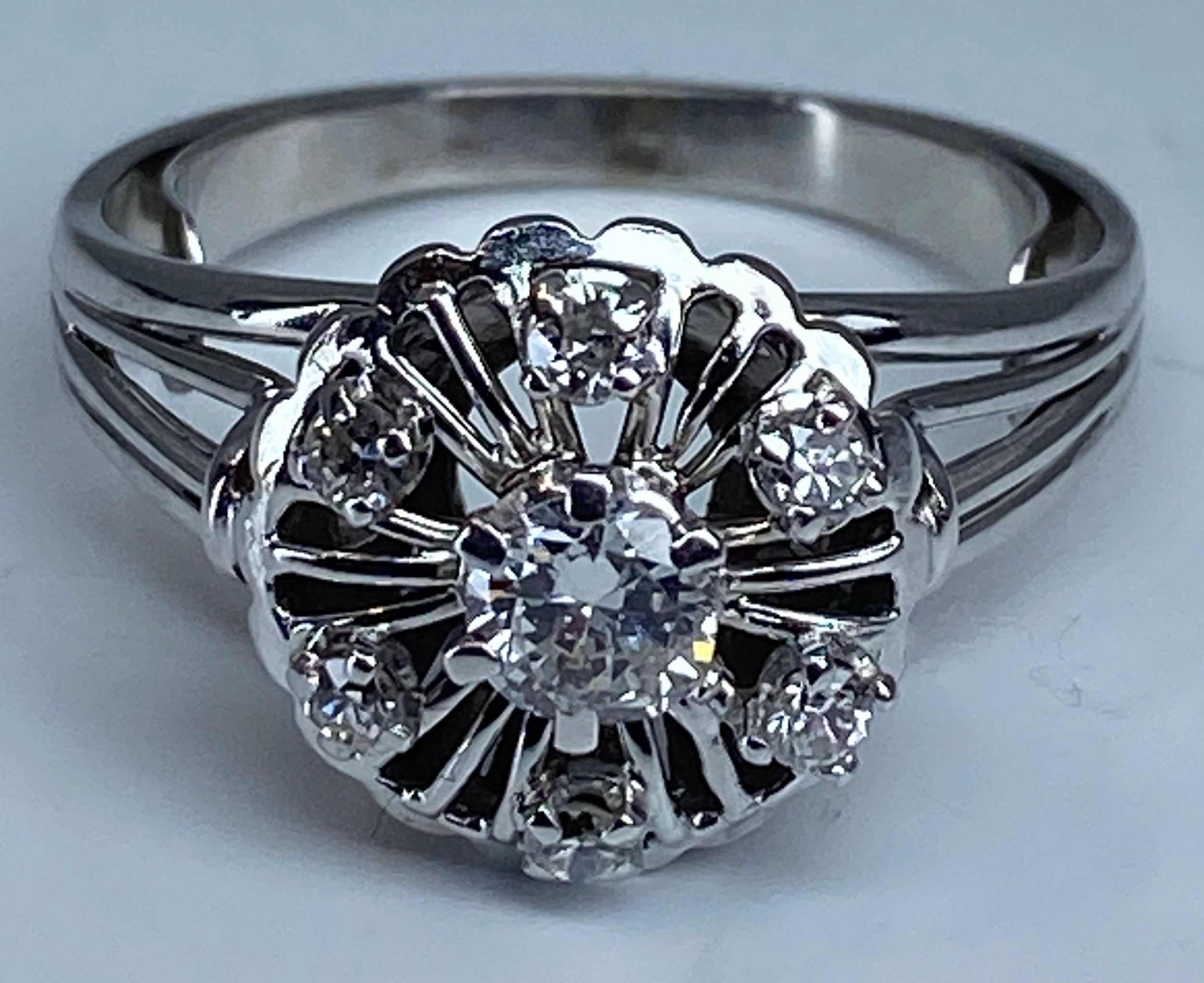 Round 18k gold daisy ring set with 7 brilliant-cut diamonds
