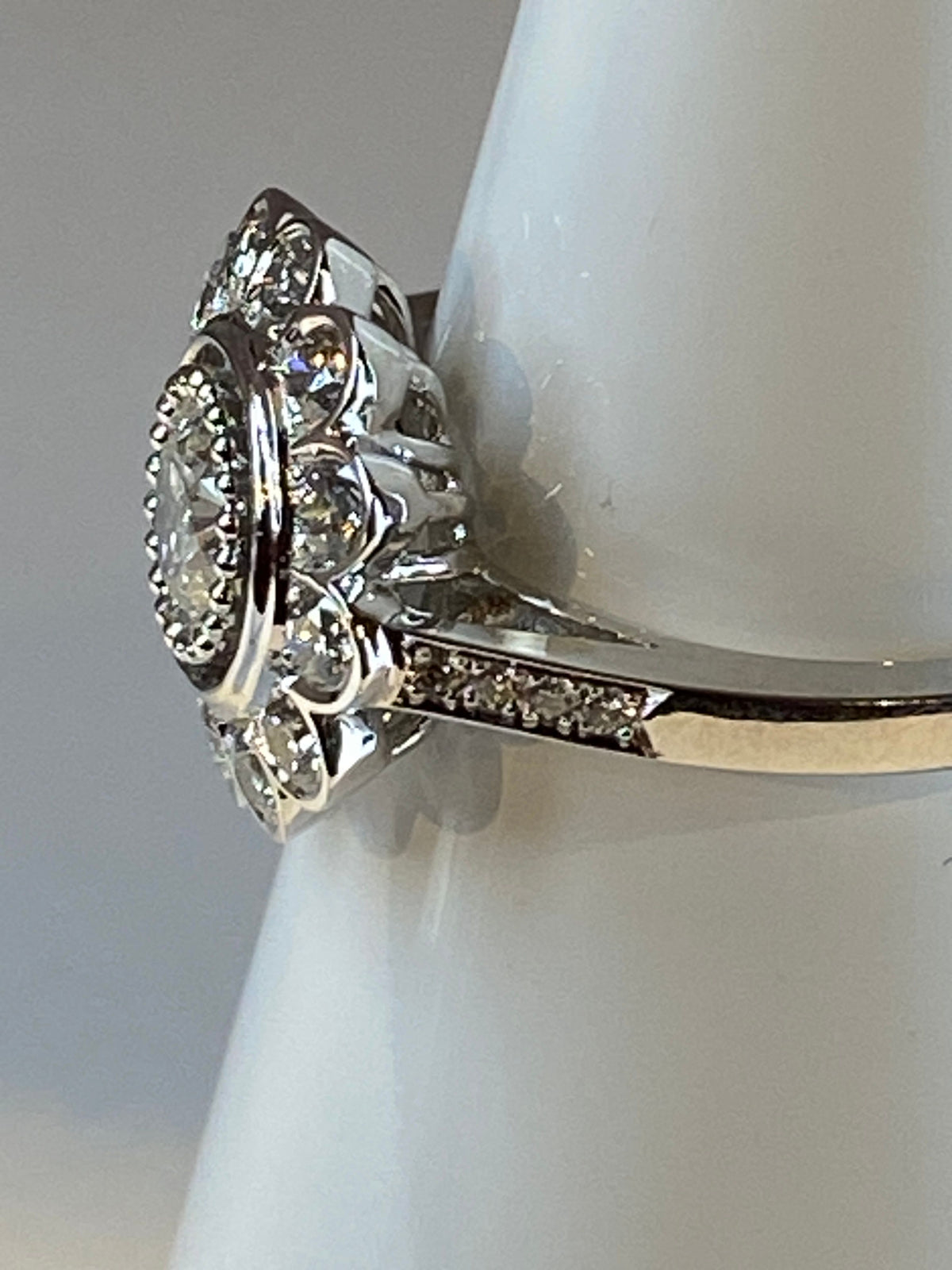 Bague marguerite en or 18 carats ornée de diamants de taille brillant