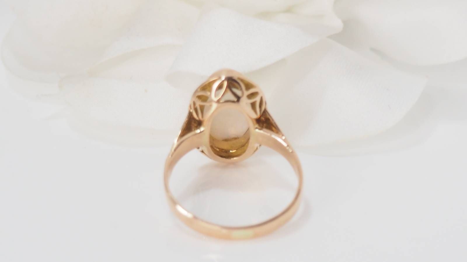 Bague en or rose et Opale