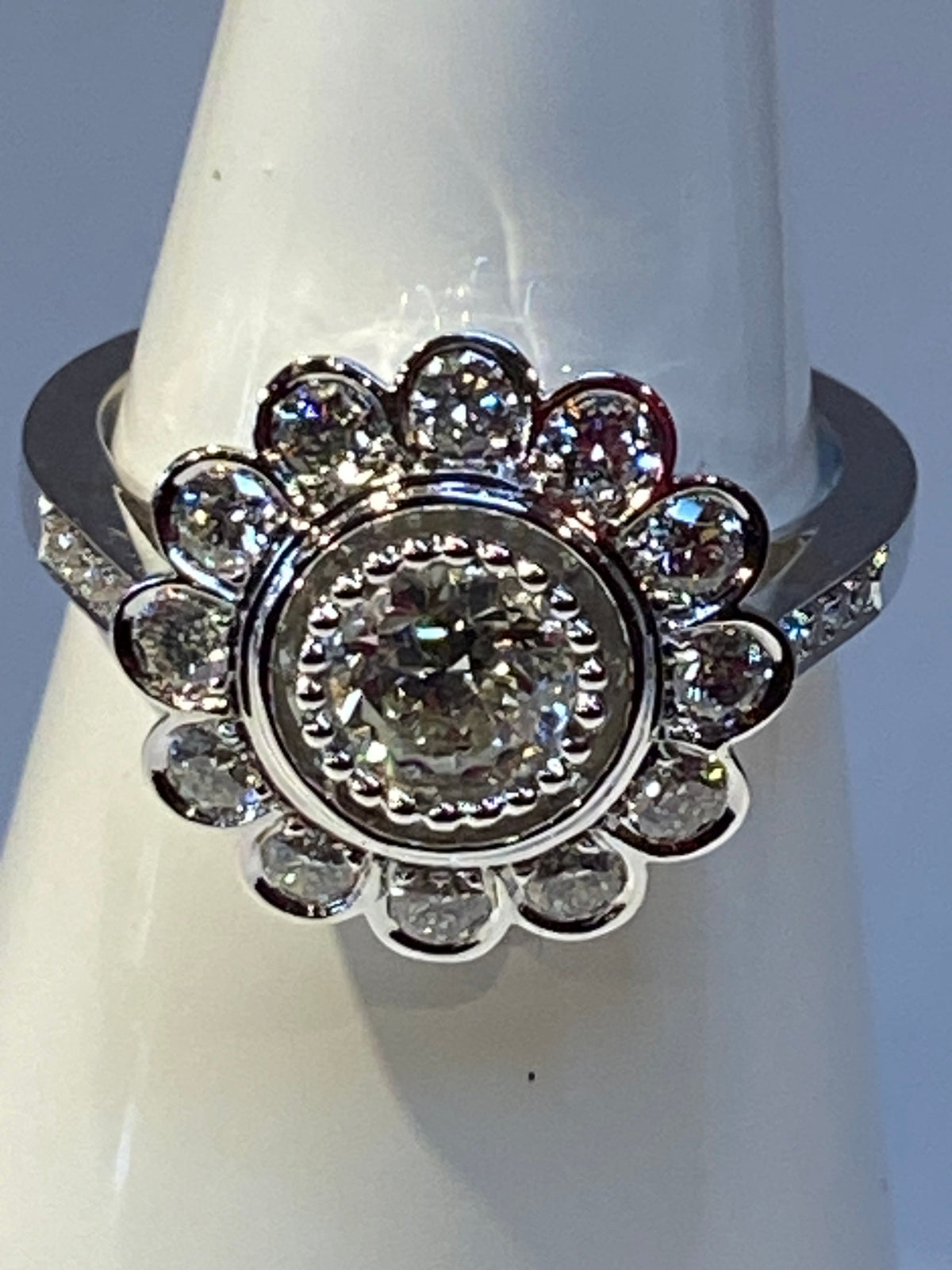 Bague marguerite en or 18 carats ornée de diamants de taille brillant