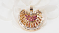 Pendentif en or jaune, rubis et diamants