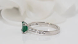 Bague en or blanc, émeraude et diamants