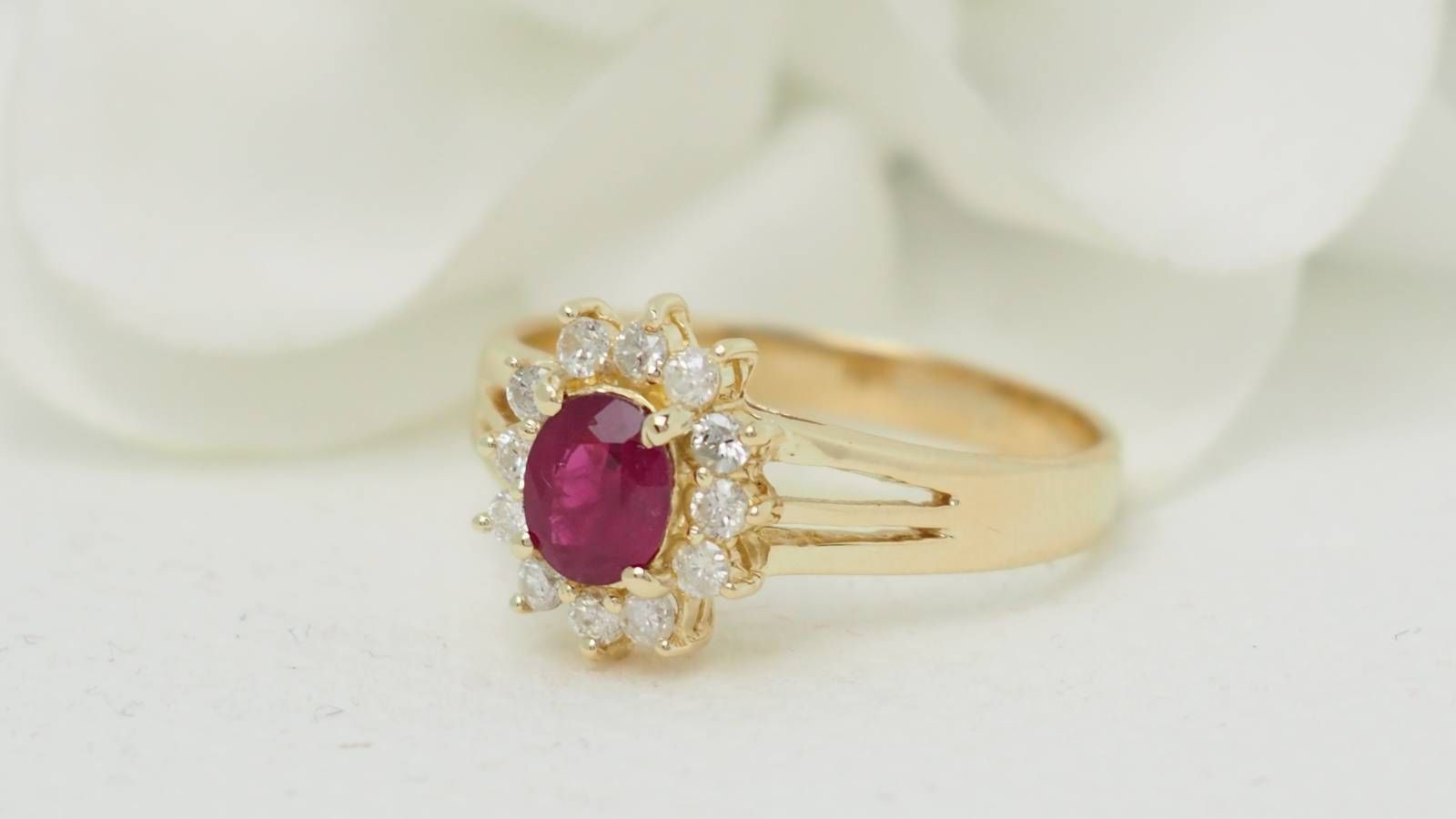 Bague marguerite en or jaune, rubis et diamants