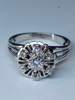 Round 18k gold daisy ring set with 7 brilliant-cut diamonds