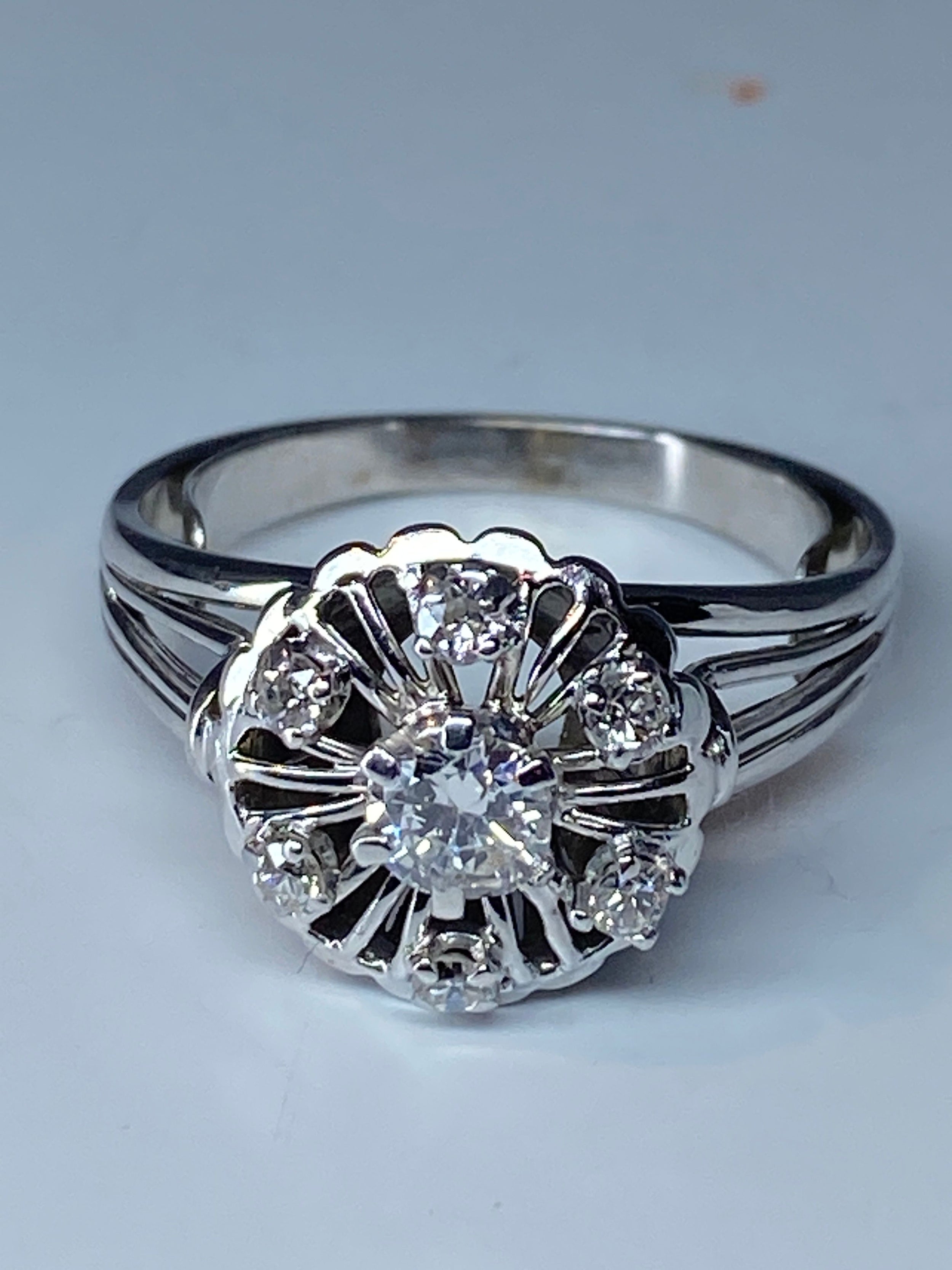 Round 18k gold daisy ring set with 7 brilliant-cut diamonds