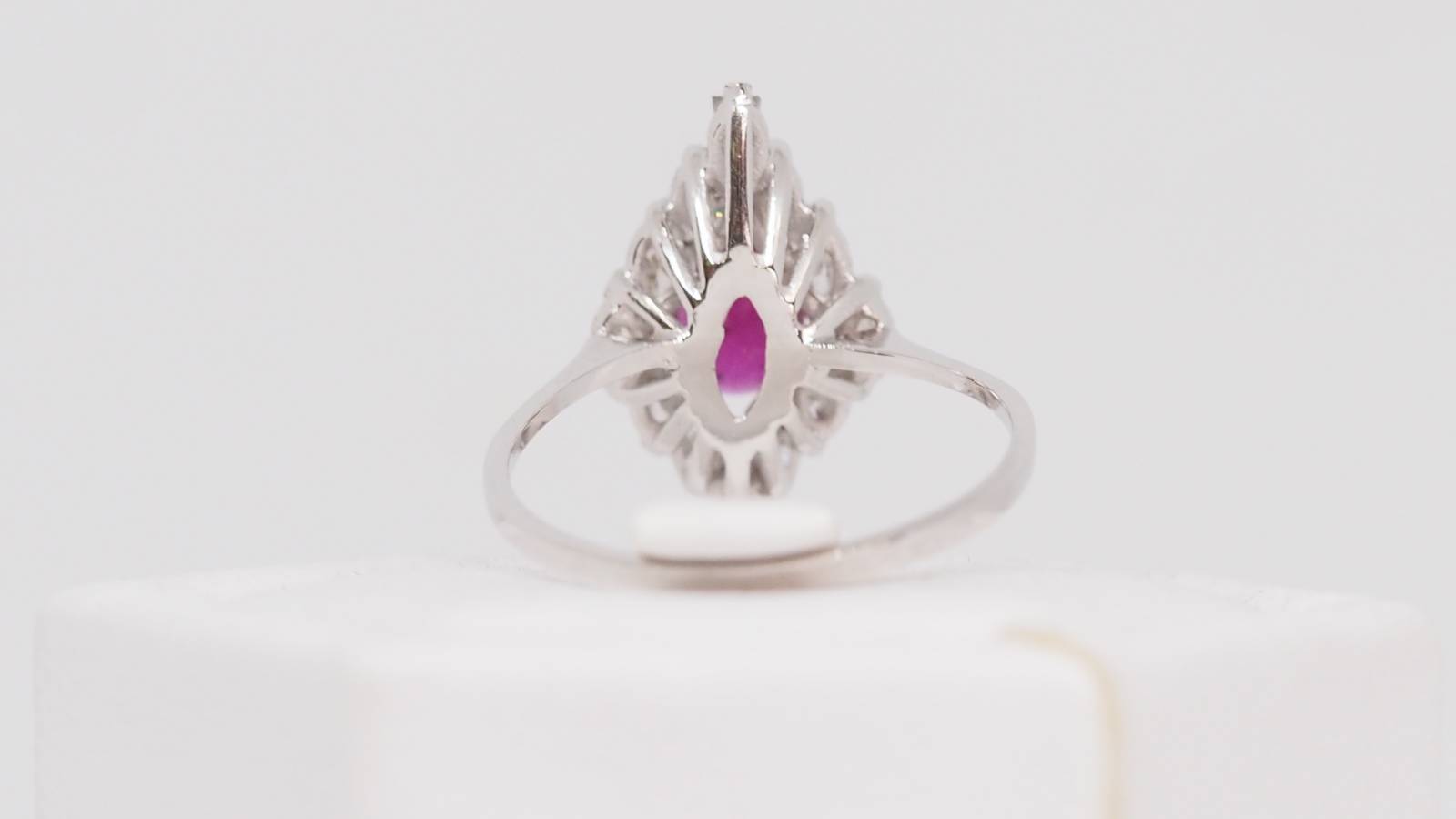 Bague marquise en or blanc, rubis et diamants