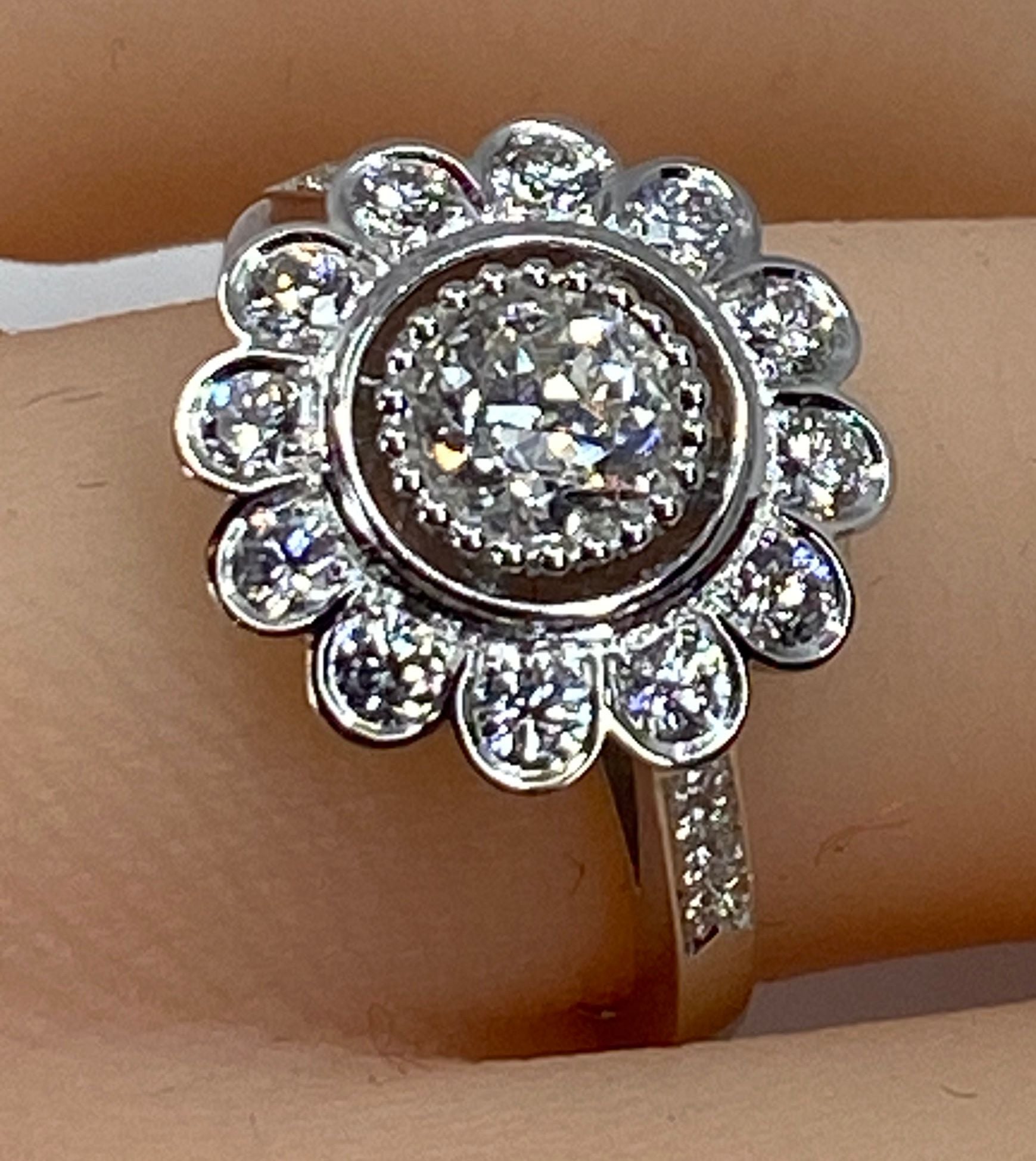 Bague marguerite en or 18 carats ornée de diamants de taille brillant