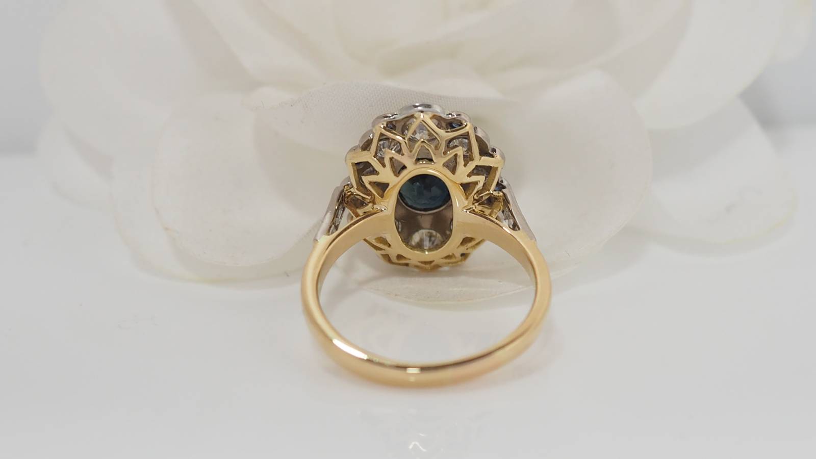Bague pompadour en or bicolore, saphir et diamants