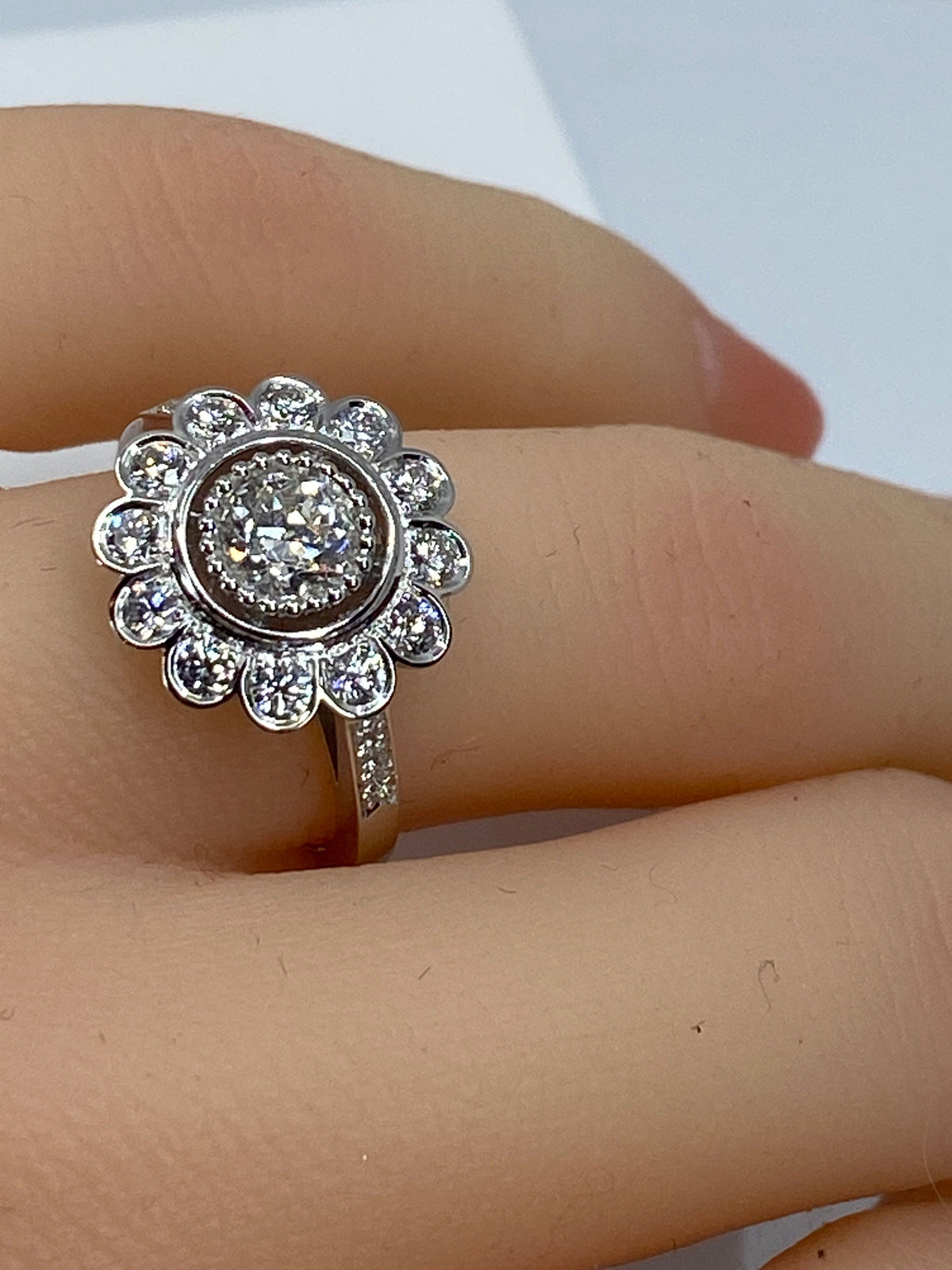 Bague marguerite en or 18 carats ornée de diamants de taille brillant
