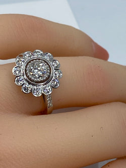 18k gold daisy ring with brilliant-cut diamonds