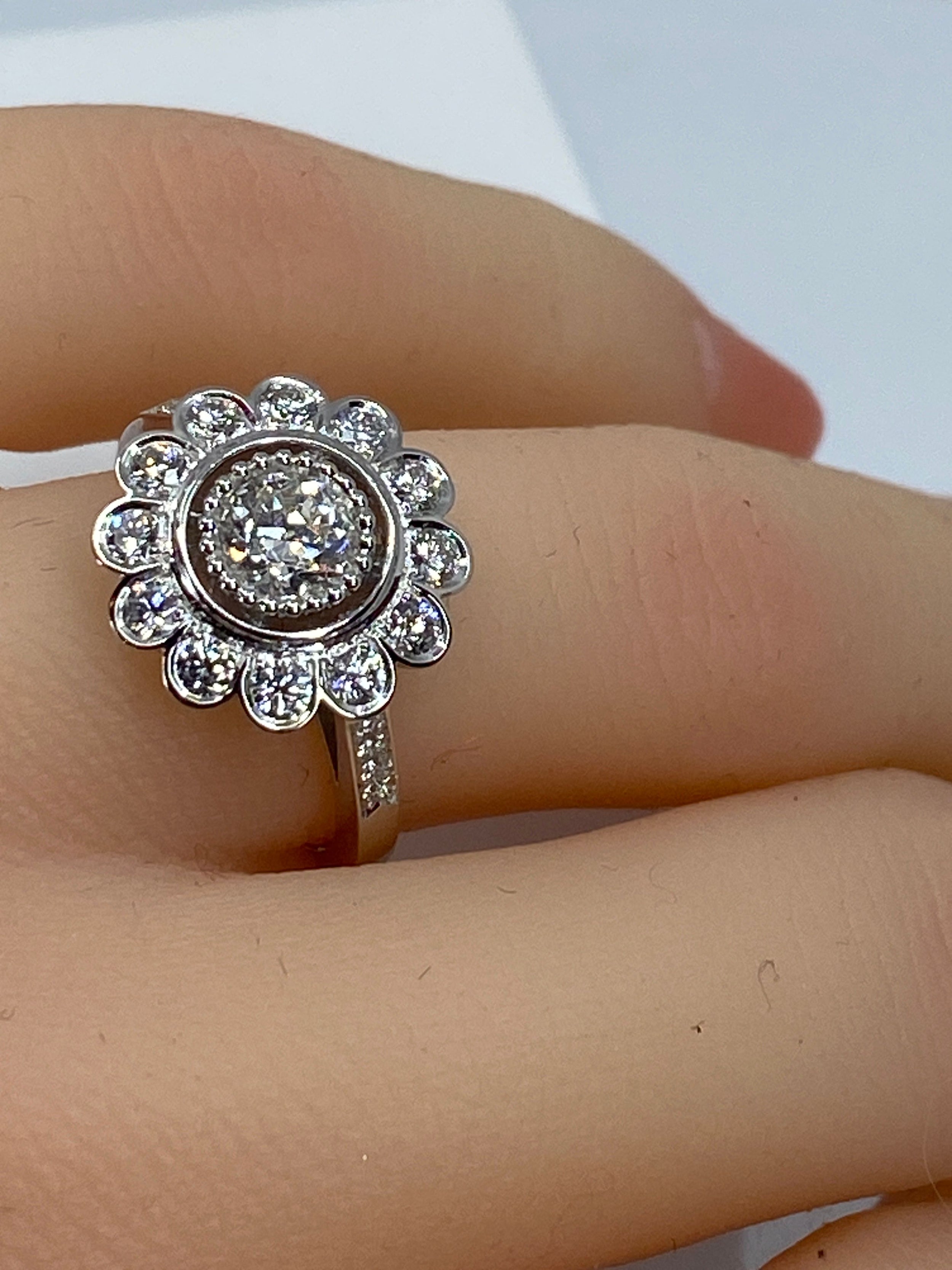 18k gold daisy ring with brilliant-cut diamonds